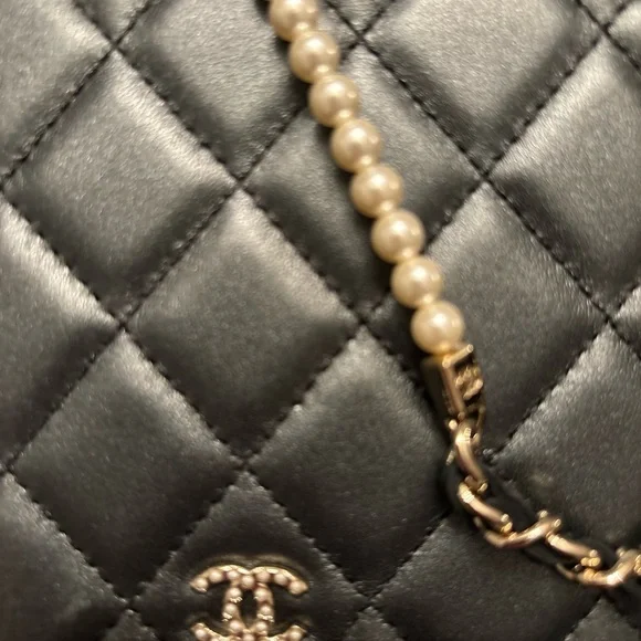 Chanel irradescent wallet with pearl chain. - Picture 3 of 7